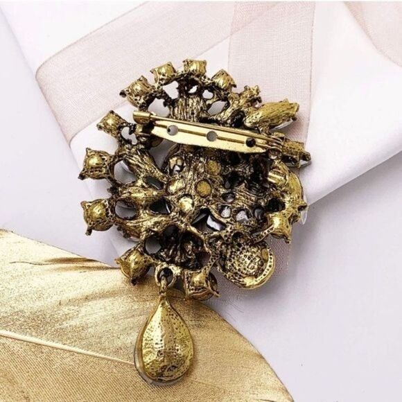 Yellow Gold with Emerald Green Austrian Crystal Flower Teardrop Brooch - Picture 4 of 4